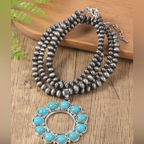 Jewelry - Turquoise Round Pendant Beaded Necklace NWT